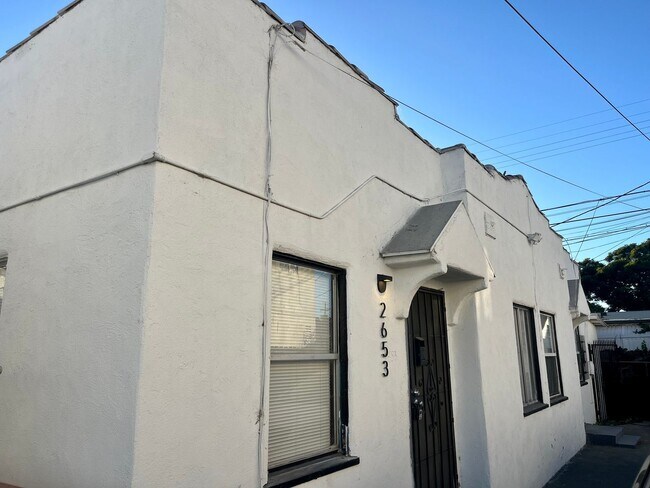 Building Photo - Newly Renovated 1 Bedroom in West Adams