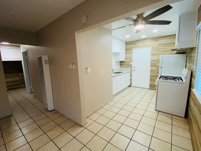 Building Photo - E Washington Ave Triplex