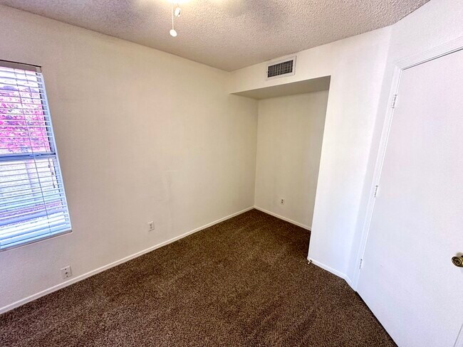 Building Photo - 2914 E Woodland Dr