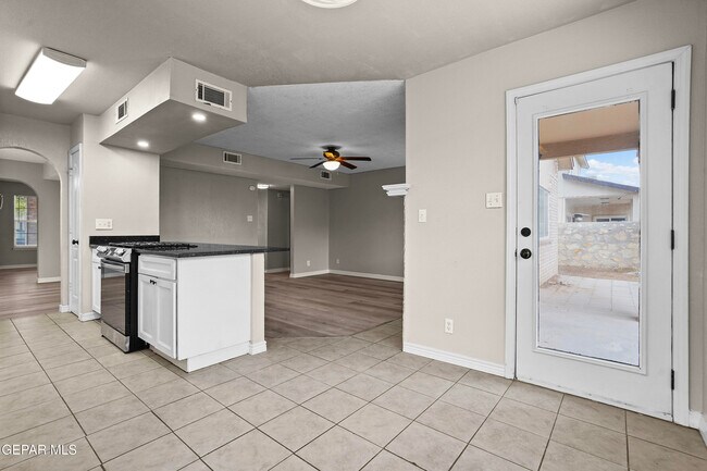 Building Photo - 13713 Paseo del Mar Dr