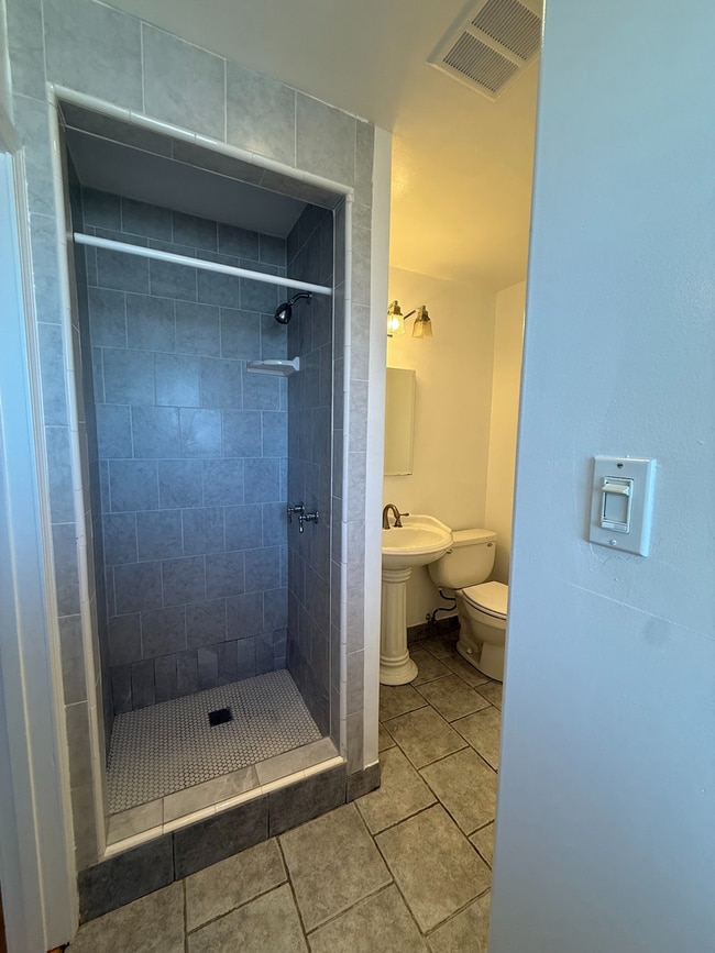 Building Photo - Spacious 3 Bedroom Home Minutes from City ...