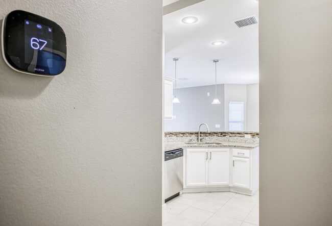 Building Photo - Eastside Beautiful 3 bed/2 baths for RENT