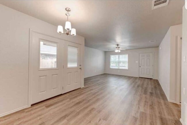 Building Photo - 613 Lost Trl