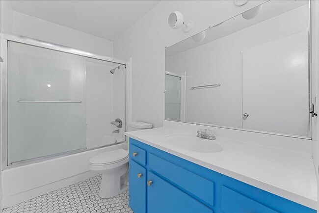 Building Photo - 4909 Sycamore Terrace