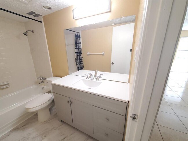 Building Photo - 6410 Del Monte Dr