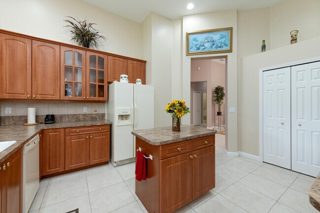 Building Photo - 665 SW Lake Charles Cir