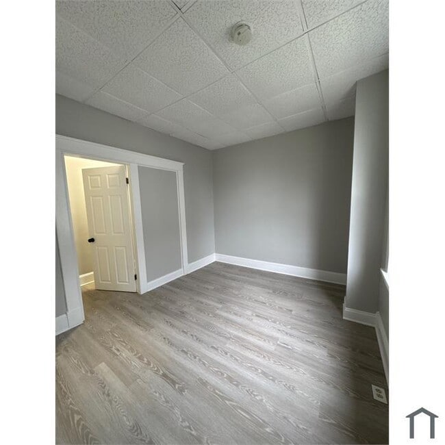 Building Photo - 3 Bedroom Rehabbed home