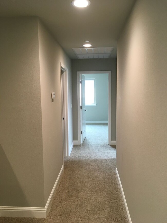 Building Photo - 4 Bedroom West Redding Townhome