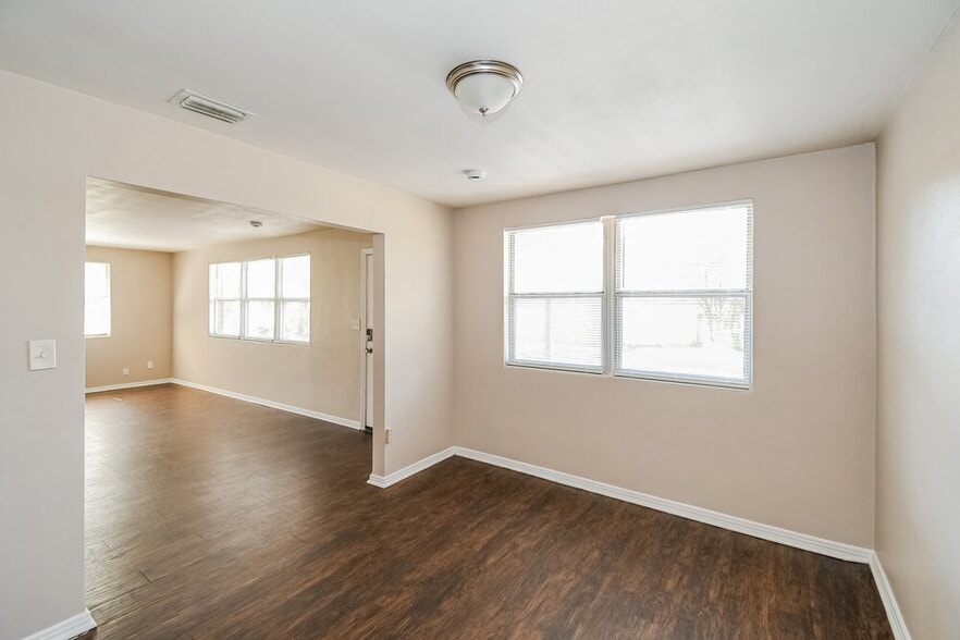 Building Photo - 908 Deerwood Cir S