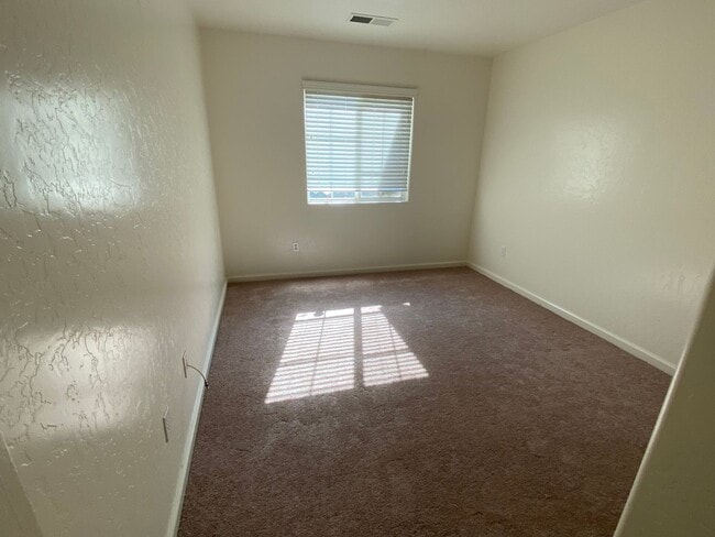 Building Photo - Charming home for rent in Visalia