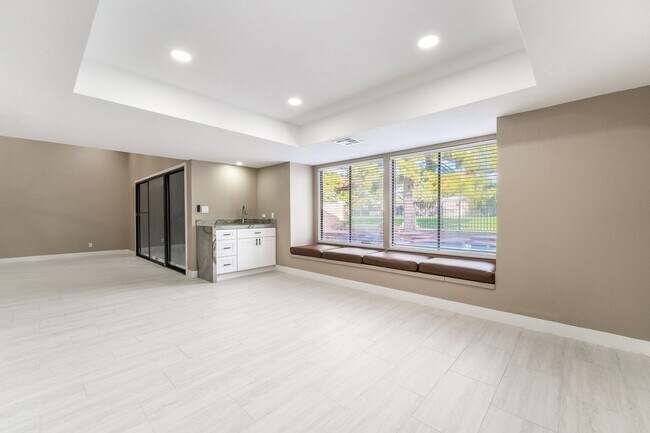 Building Photo - 968 Pinehurst Dr