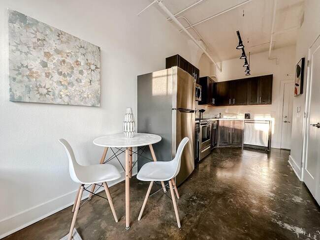 Building Photo - 701 E 2nd St N