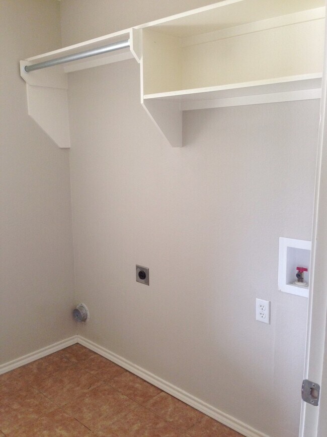 Building Photo - AVAILABLE! 3 Bedroom Duplex for Rent in Lindale!