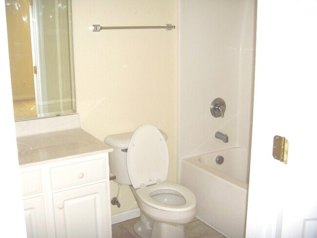 Building Photo - Students welcome! 3 BR House with rocking ...