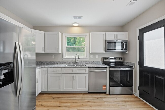 Building Photo - Completely Renovated 4 Bedroom/2 Bath Property off of Staples Mill Rd.! ****Available Beginning o...