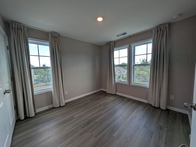 Building Photo - Modern Corner Lot Townhome located in the Ivy Ridge Community in South Carolina !