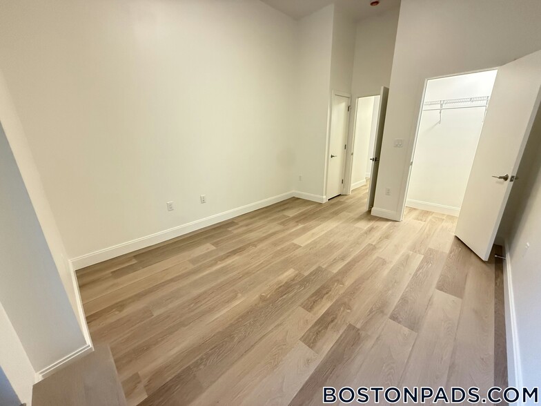 Building Photo - 1079 Commonwealth Ave