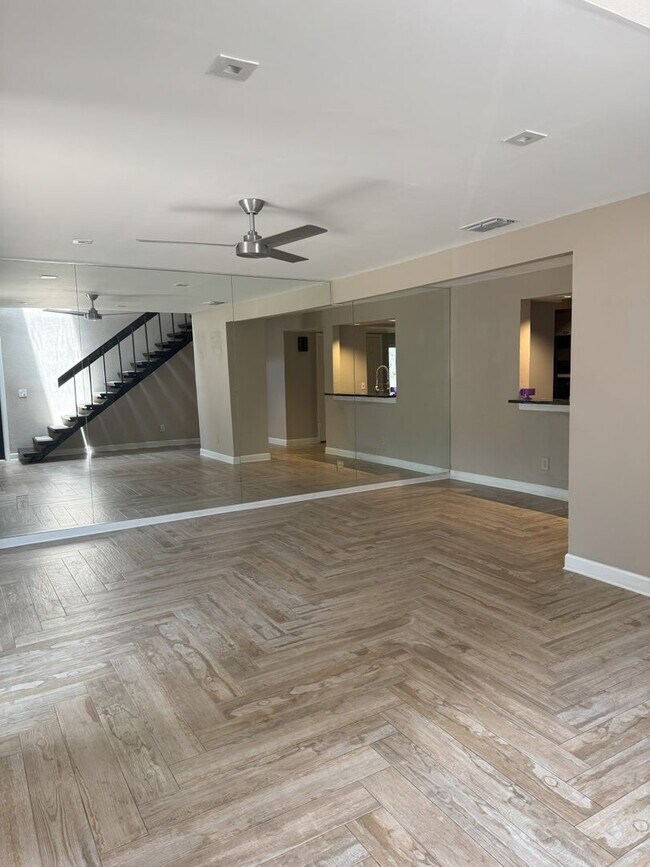 Building Photo - Beautifully updated 2 bedroom 2.5 bath tow...