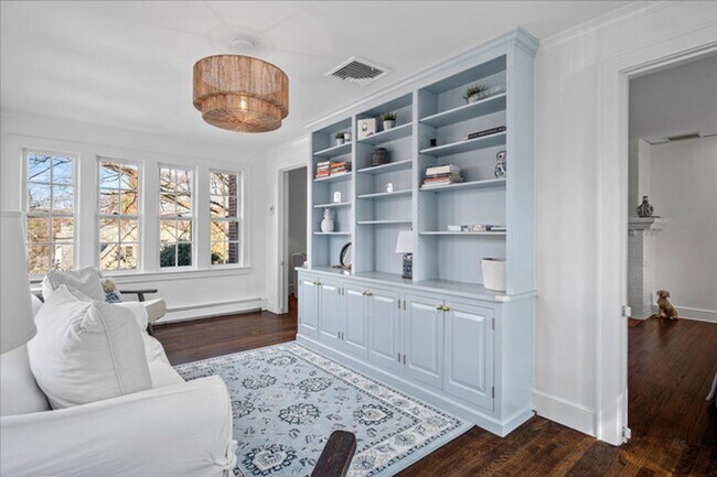 Building Photo - Manor Woods 5 Bedroom 2.5 Bathroom Colonial Home