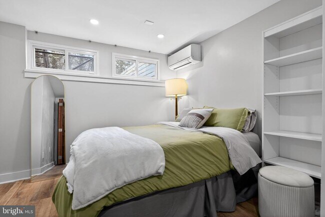 Building Photo - 32 Farragut Pl NW