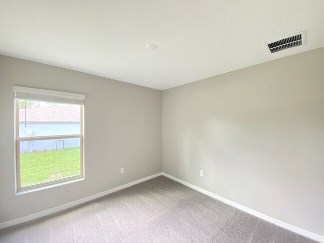 Building Photo - Great SW location 4/2/2 **WON'T LAST**