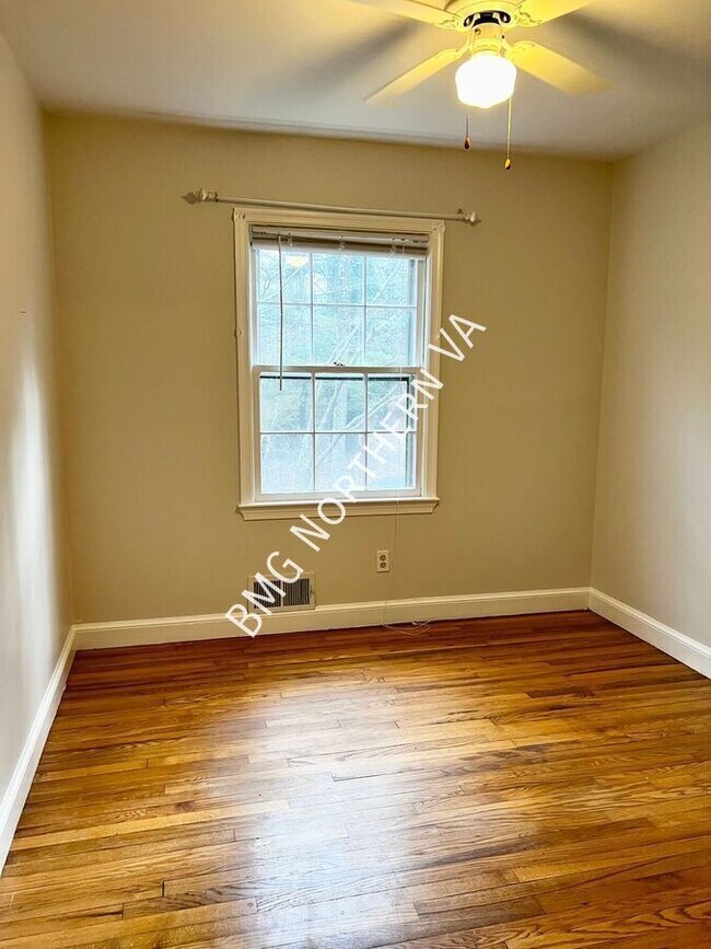 Building Photo - 832 Leigh Mill Rd