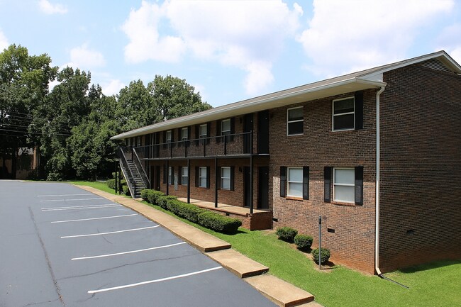 Building Photo - Parkway Apartments – Convenient 2-Bedroom ...