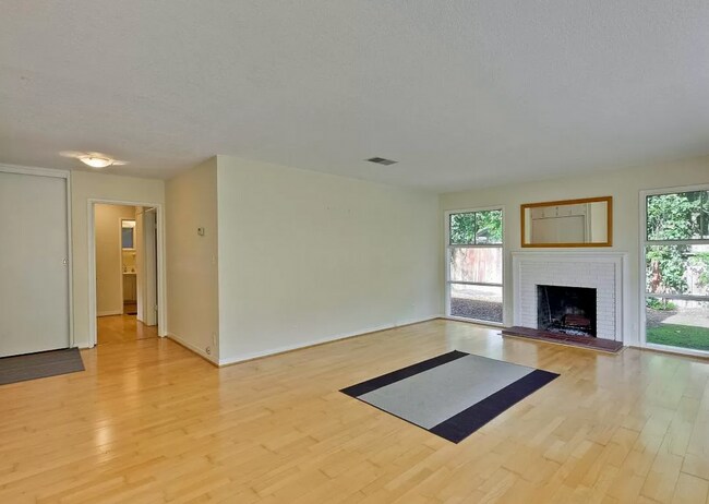 Building Photo - Spacious & Bright Home Close to Parks, Schools, Shopping and More!