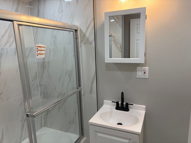 Building Photo - This Beautifully Fully Remolded 2 Bed 1 Full Bath Townhome in Stowe is Now Available