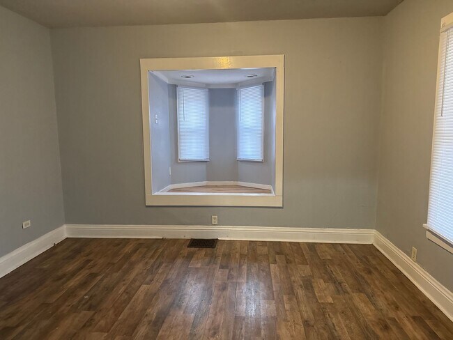 Building Photo - 1228 E Oak St