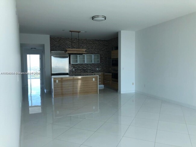 Building Photo - 2020 N Bayshore Dr