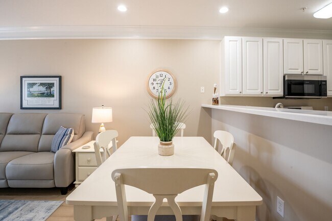 Building Photo - CALLING ALL GOLF ENTHUSIASTS!!! PERFECT OFF-SEASON RENTAL AWAITS YOU.