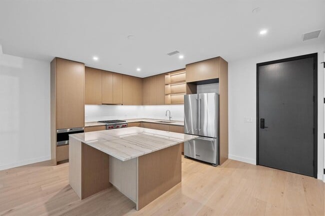 Building Photo - 610 Davis St