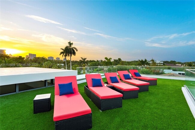 Building Photo - 440 Mola Ave