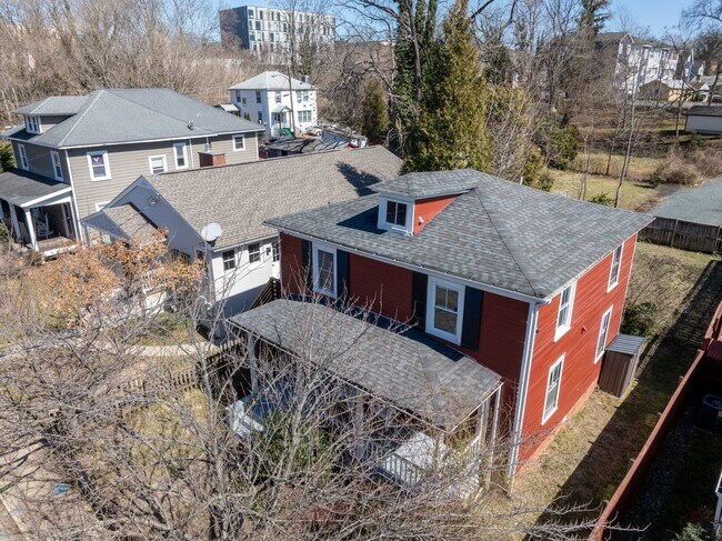 Building Photo - Walk to Main Street Restaurants and Downtown! Charming home, just like grandma's house!
