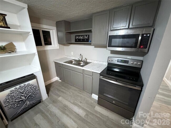 Building Photo - 209 Brookview Rd