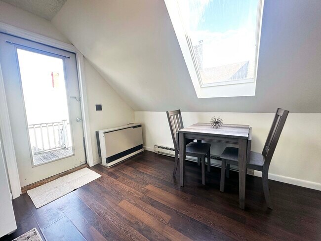 Building Photo - 13 Center St