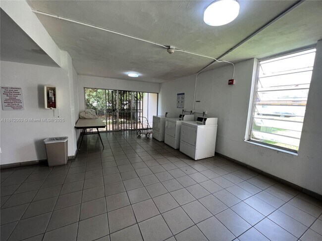 Building Photo - 8887 Fontainebleau Blvd