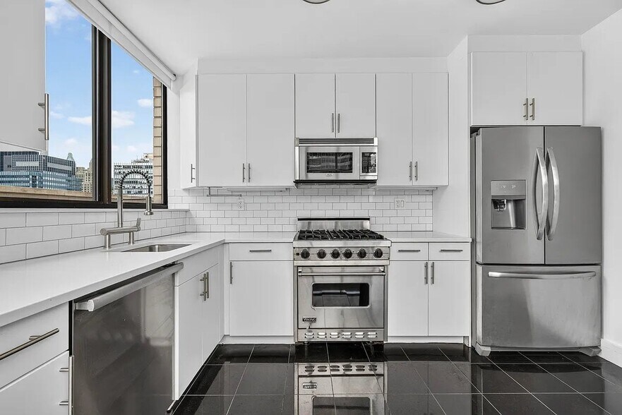 Building Photo - 245 E 44th St