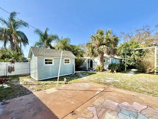 Building Photo - 713 Smith St