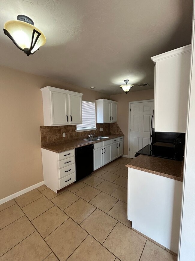 Building Photo - 3 bedroom NOW AVAILABLE in the MAC school ...