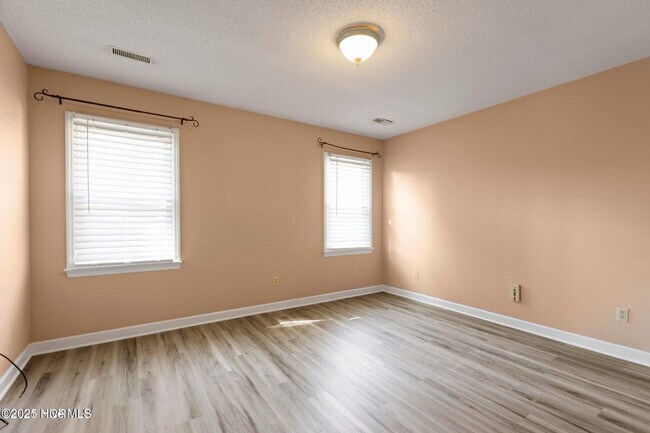 Building Photo - 1054 Pine Dr