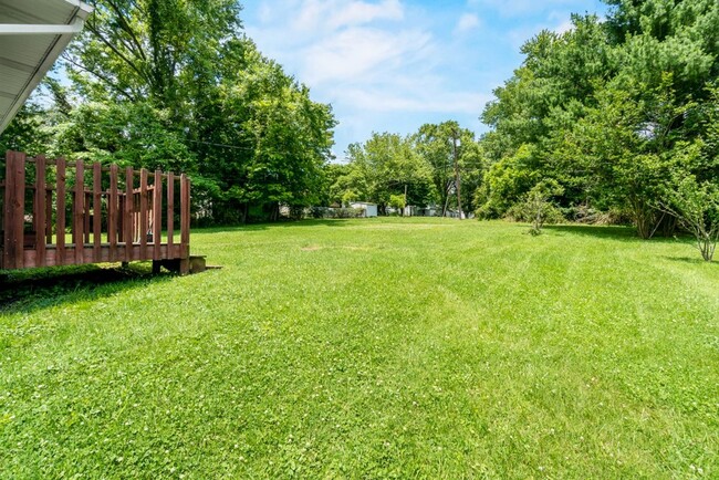 Building Photo - Three Bedroom House Close To Campus