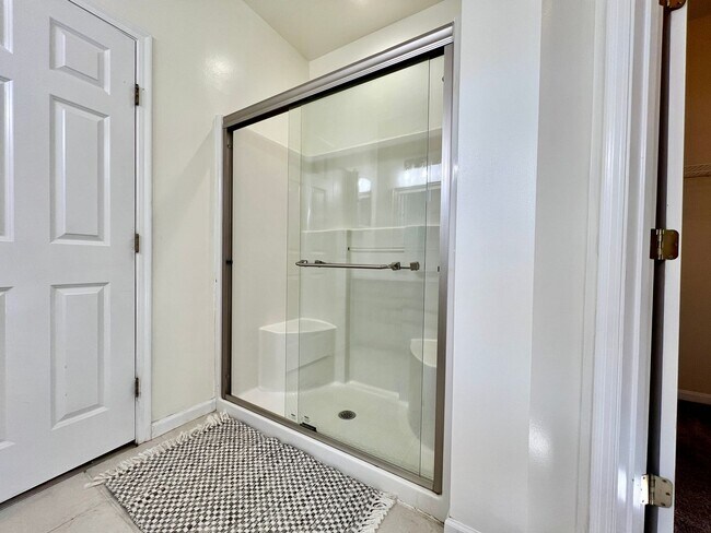 Building Photo - Large executive home in pool community Mas...