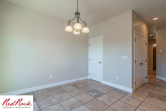 Building Photo - 3 Bedroom Townhome In Southgate Community