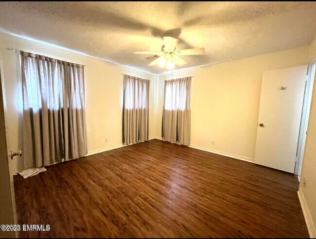 Building Photo - 2113 Valleyview Dr