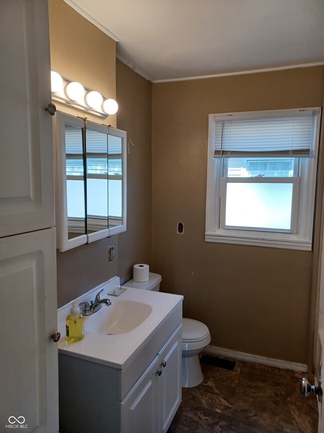 Building Photo - 670 Cleveland St