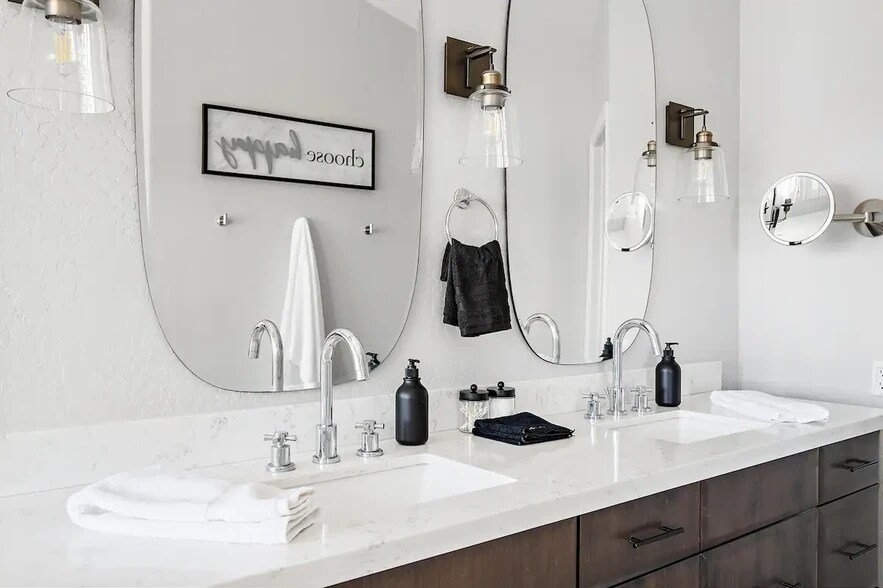 Building Photo - 13010 E Shangri La Rd