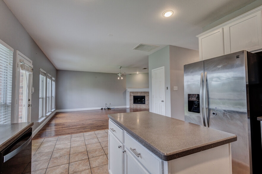 Building Photo - 6107 Lakecrest Dr