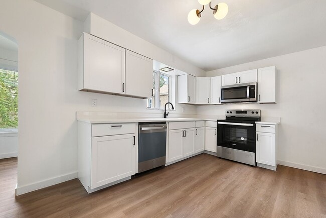 Building Photo - Remodeled 2 bedroom with backyard